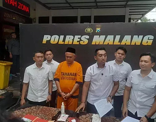 Polisi mengungkap modus kepala desa di Malang yang meminta uang dari tersangka kasus judi untuk keuntungan pribadi.