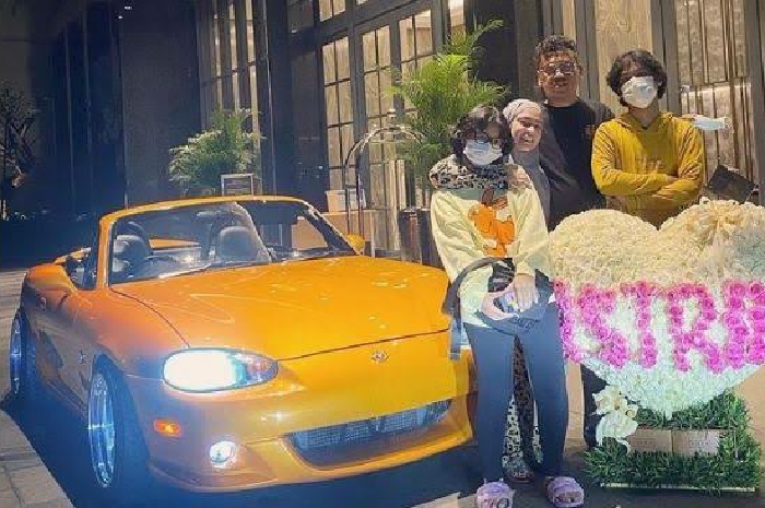 <p>Mobil Mazda Miata sebelum dimodifikasi (Foto/Instagram/Uya Kuya) </p>