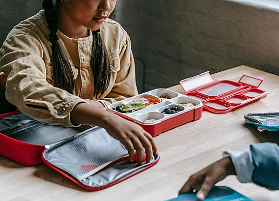 Ilustrasi siswa yang sedang mengonsumsi menu program makan bergizi gratis