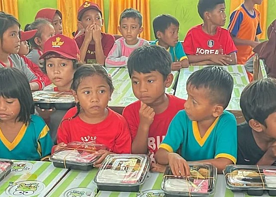 Ket. Foto: BPMP dan AWI Sultra Memberikan 87 Paket Makan Bergizi Gratis kepada Murid SD di Pesisir Kendari
