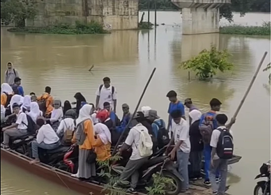 Tangkap layar video yang memperlihatkan sejumlah siswa di lampung naik perahu saat hendak berangkat sekolah