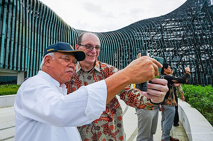 Potret Kepala OIKN Basul Hadimuljono sedang foto di salah satu Kawasan Ibu Kota Nusantara