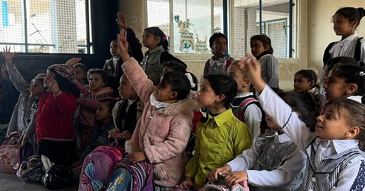 Ket. Foto: Pasukan Penjajah Israel Menahan Seorang Remaja Palestina di Sa’ir