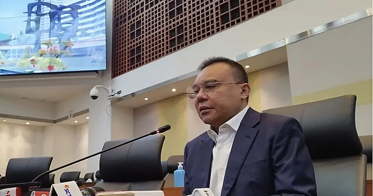 Potret Wakil Ketua DPR RI Sufmi Dasco Ahmad yang sedang memberikan keterangan kepada awak media