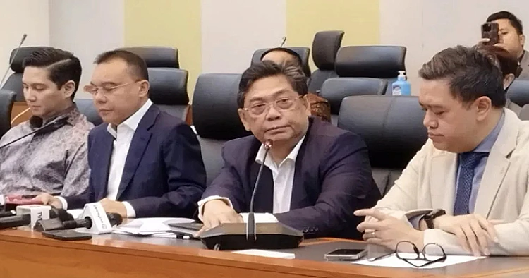 Potret Ketua Komisi I DPR RI Utut Adianto (tengah) ketika berada di kompleks parlemen Jakarta