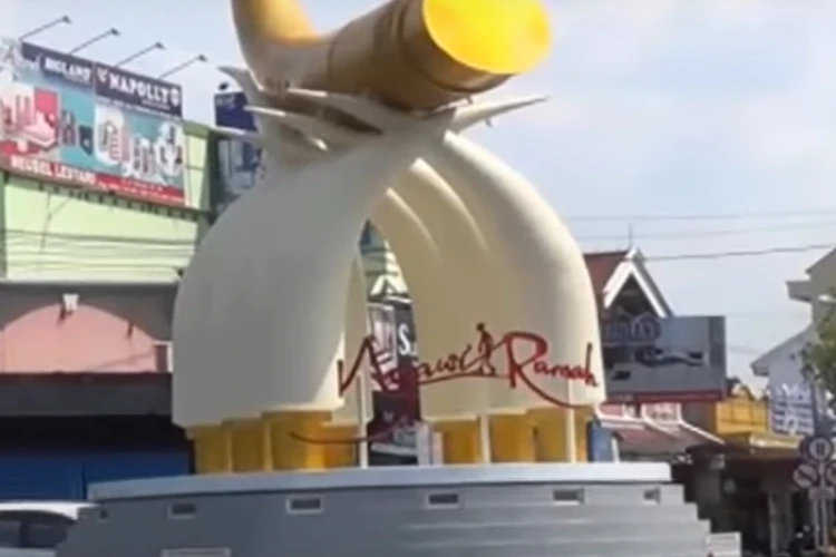 Ket Foto: Tugu Kartonyono