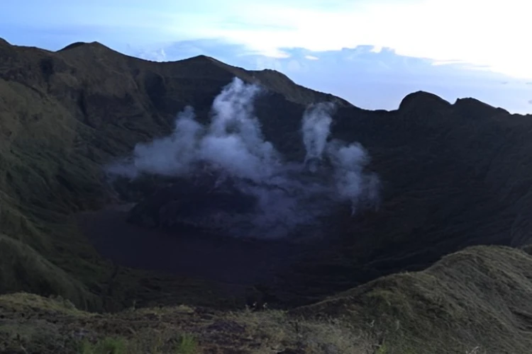 Ket. Foto: Status Gunung Awu yang Terletak di Kepulauan Sangihe, Sulawesi Utara, Kini Naik Menjadi Siaga