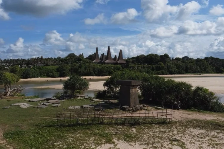 Ket Foto: Pantai Ratenggaro dengan Keindahan Alam dan Perpaduan dari Warisan Budaya
