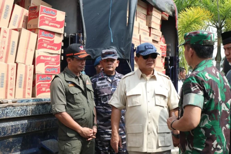 Bawa puluhan truk, Menhan RI Prabowo Subianto memberikan bantuan logistik untuk para korban terdampak banjir bandang di Sumatera Barat.