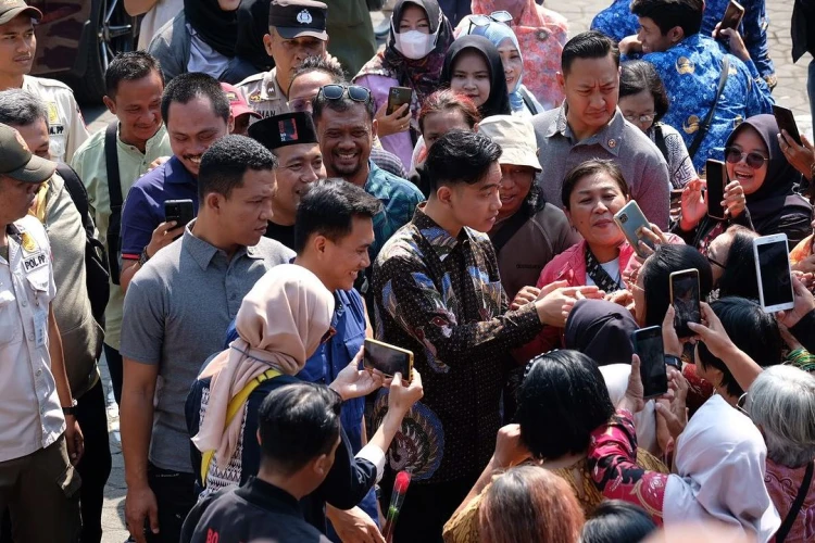 Ratusan warga Solo berkumpul di depan Gedung DPRD Solo untuk memberikan salam perpisahan kepada Gibran.