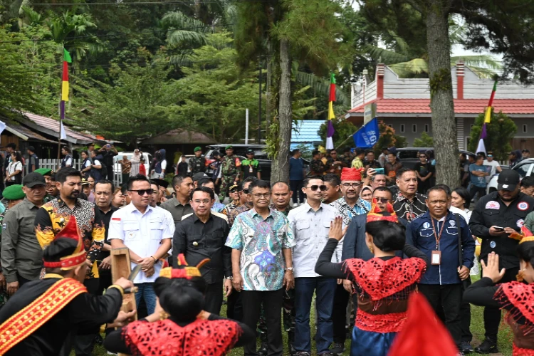 Ket. Foto: Gubernur Sulteng Menjenguk Wakil Gubernur Sulawesi Tengah
