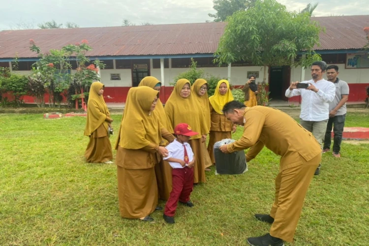 Siswa baru SD di Sulbar berangkat ke sekolah dengan sendal jepit lusuh karena tidak ada biaya untuk membeli sepatu baru dapat bantuan dari Dinas Pendidikan.