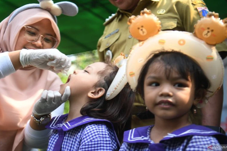 Ket. Foto: Direktur Pengelolaan Imunisasi Kementerian Kesehatan Memberikan Imbauan agar Orang Tua Tidak Menyepelekan Pemberian Imunisasi pada Anak-Anaknya