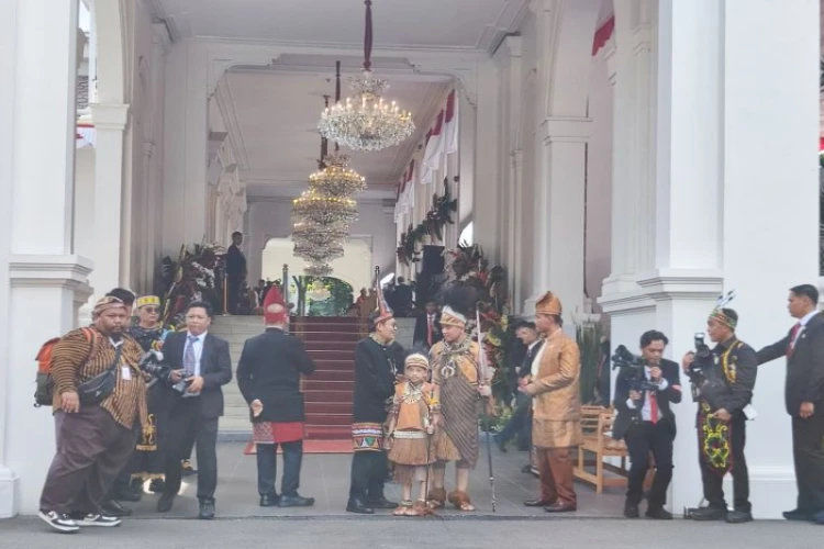 Ket. Foto: Gibran Rakabuming Raka Tiba di Istana Merdeka, Jakarta, dengan Busana Adat Khas Papua