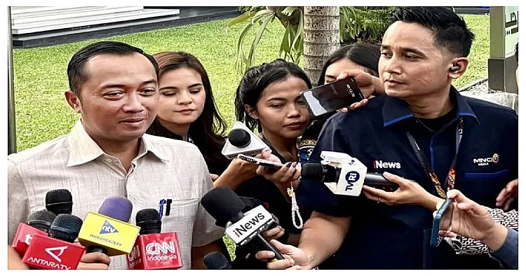 Prasetyo Hadi, Menteri Sekretaris Negara yang juga bertugas sebagai Juru Bicara Presiden RI (kiri).