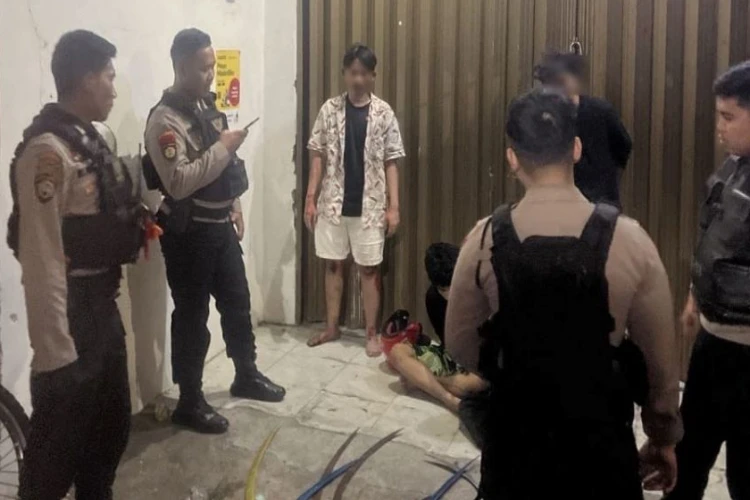 Empat remaja yang diduga hendak tawuran di Jakarta Timur berhasil diamankan bersama senjata tajam dan bom molotov.