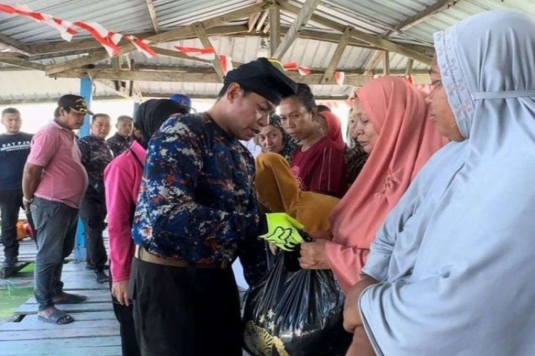 Ket. Foto: Warga Pesisir di Pulau Lae-lae Diajak Kapolda Sulawesi Selatan Membantu Mewujudkan Pilkada Damai