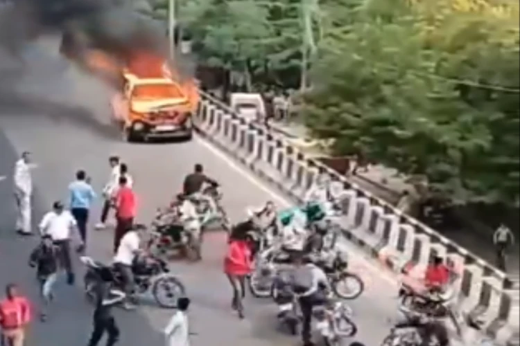 Tangkap layar video yang menunjukkan momen mobil terbakar jalan sendiri di sebuah jalan laying di India