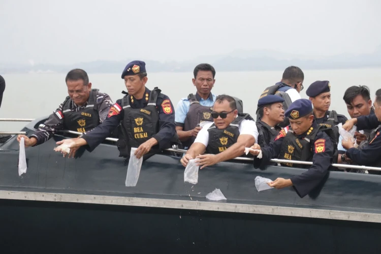 Ditpolair Baharkam Polri berhasil menggagalkan penyelundupan bahan peledak yang diduga digunakan untuk penangkapan ikan.