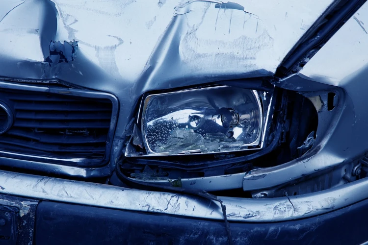 Kecelakaan tunggal terjadi di Bundaran HI, Jakarta Pusat, melibatkan mobil Toyota Etios yang menabrak separator air mancur.