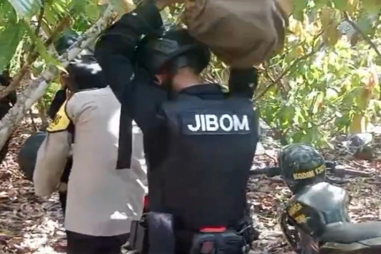 Ket. Foto: Brimob Polda Sulteng Mengamankan Sejumlah Benda yang Diduga Bom Rakitan
