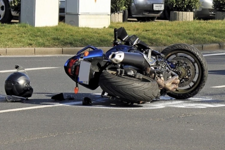 Kecerobohan pengendara motor di Tol Limo Depok mengakibatkan kecelakaan. Korban dilarikan ke klinik untuk penanganan.