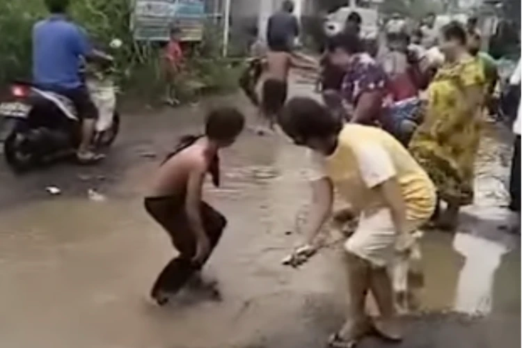 Tangkap layar rekaman yang memperlihatkan aktivitas warga di Dramaga Bogor yang manfaatkan jalan rusak untuk budidaya lele