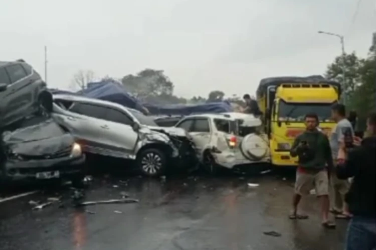 Polisi tetapkan sopir truk sebagai tersangka kecelakaan Cipularang, penyebab rem gagal fungsi terungkap melalui olah TKP.