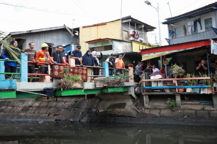Ket. Foto: Pemerintah Kota Makassar Bekerja Sama Menormalisasi Drainase dalam Upaya Mencegah Banjir