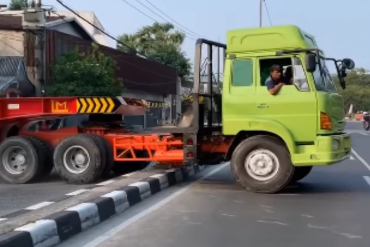 Tangkap layar video yang menampilkan momen truk trailer di Surabaya menerobos trotoar jalan raya