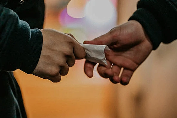 Dua pria asal Probolinggo ini ditemukan di Kabupaten Sampang saat bertransaksi narkoba