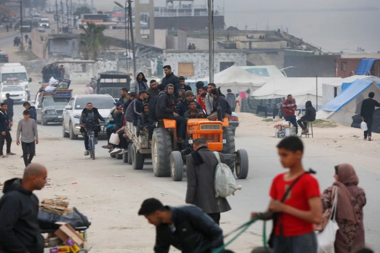 Ket. Foto: Warga Palestina di Rafah Dikabarkan Kembali ke Gaza Tengah Karena Serangan Penjajah Israel yang Terus Berlanjut