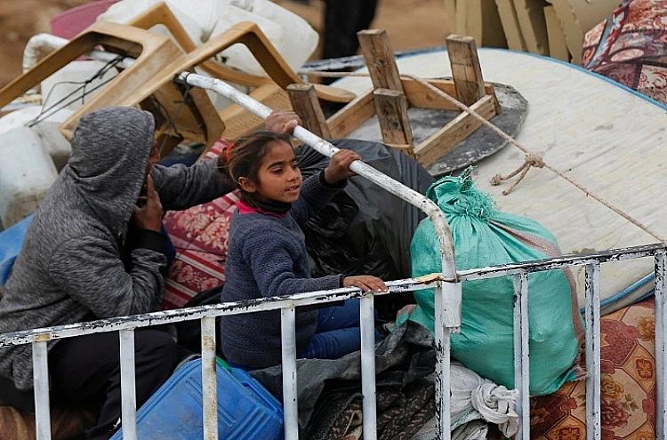 Ket. Foto: Militer Penjajah Israel Menggunakan Seorang Lansia Palestina Sebagai Tameng Manusia di Gaza