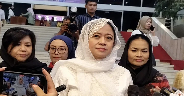 Potret Ketua DPR RI Puan Maharani ketika memberikan keterangan kepada awak media