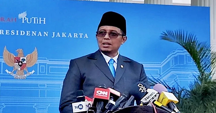 Potret Kepala Kantor Komunikasi Kepresidenan Hasan Nasbi sedang memberikan keterangan kepada awak media