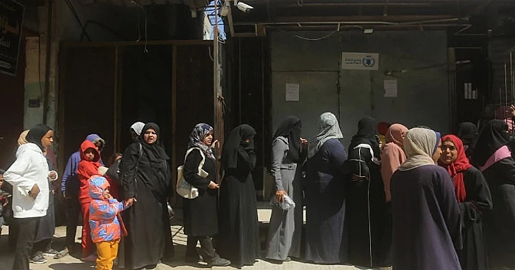 Ket. Foto: Orang Tua di Gaza Kembali Berjuang untuk Memberi Makan Anak-Anak Mereka