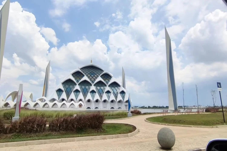 4 Pelaku yang diduga melakukan pungutan liar di Masjid Al Jabbar berhasil diamankan.