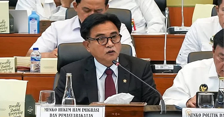 Potret Menteri Koordinator (Menko) Bidang Hukum, HAM, Imigrasi, dan Pemasyarakatan Yusril Ihza Mahendra ketika menghadiri suatu rapat