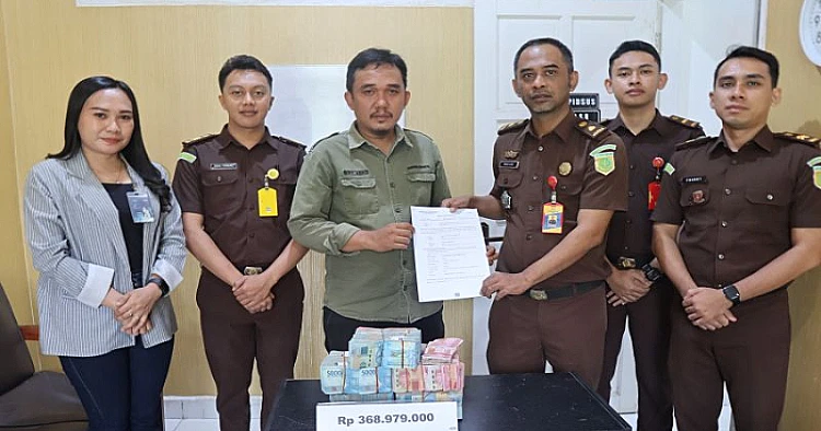 Ket. Foto: Kejari Luwu Menerima Pengembalian Kerugian atas Dugaan Korupsi Dana Hibah KONI