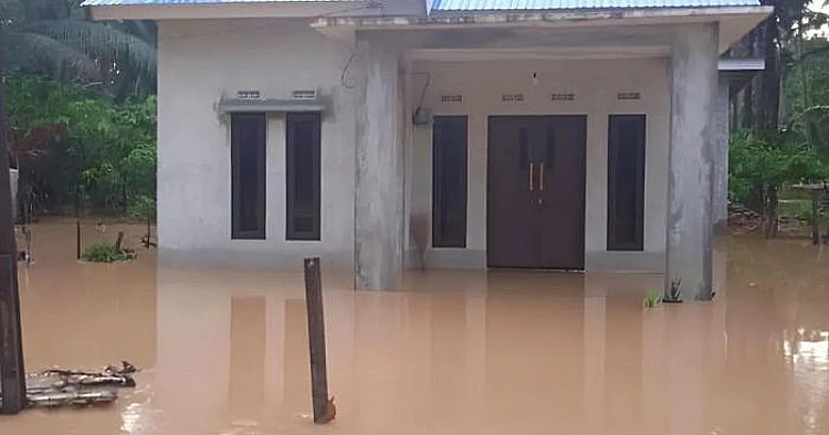 Ket. Foto air merendam rumah warga di Parigi Moutong