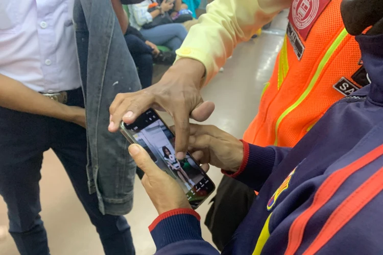 Seorang wanita yang berprofesi sebagai jurnalis menjadi korban pelecehan ketika menaiki KRL Commuter Line.