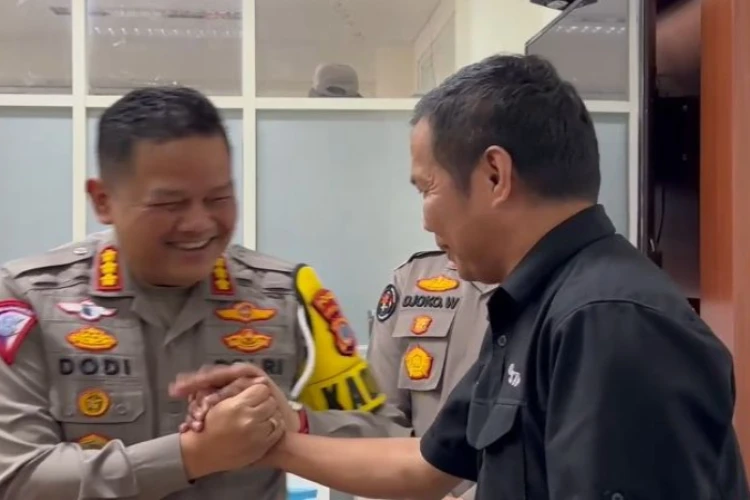 Ket. Foto: Dirlantas Polda Sulawesi Tengah Menyampaikan Permintaan Maaf atas Kekerasan Verbal yang Dilakukan kepada Jurnalis SCTV Palu