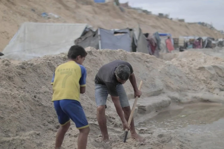 Ket. Foto: Tim Penyelamat Berjuang Menyelamatkan Puluhan Warga Palestina yang Terjebak di Bawah Reruntuhan di Kamp Pengungsi Bureij