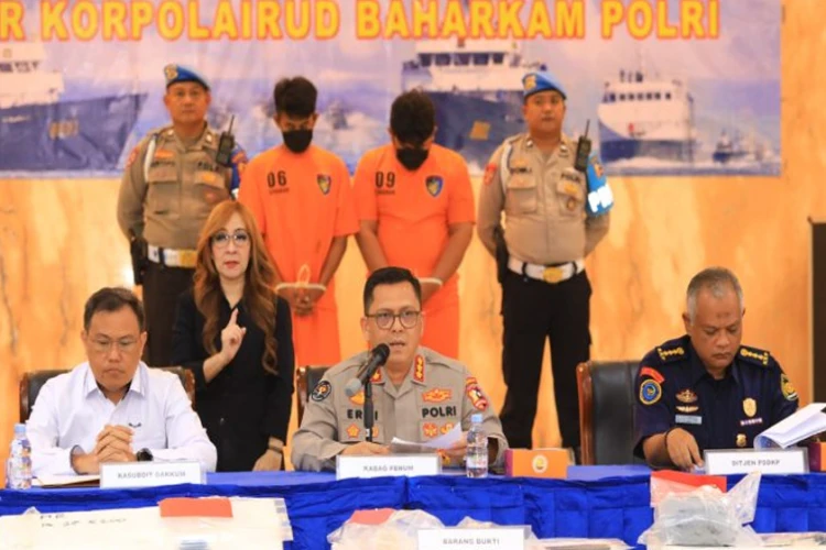 Polisi amankan 100 ribu benih lobster dan penangkap ikan dengan bahan peledak.