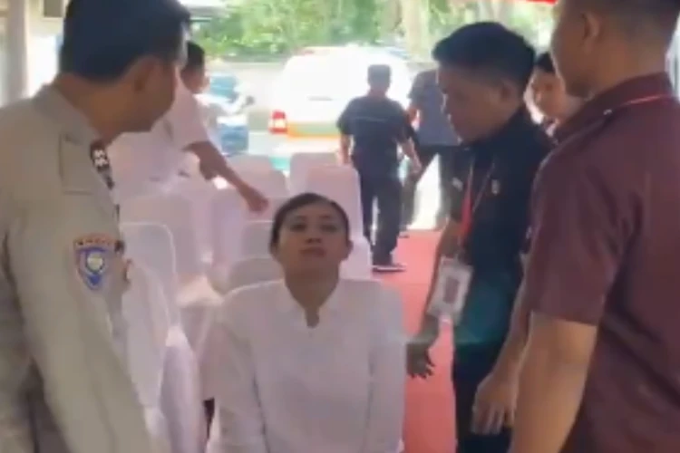 Tangkap layar video yang menampilkan seorang perempuan peserta tes CPNS di Lombok yang tiba-tiba kaku
