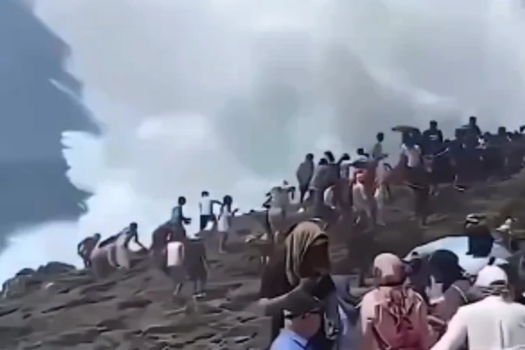 Tangkap layar ombak besar di Nusa Penida yang menyebabkan wisatawan asal India di Bali terseret