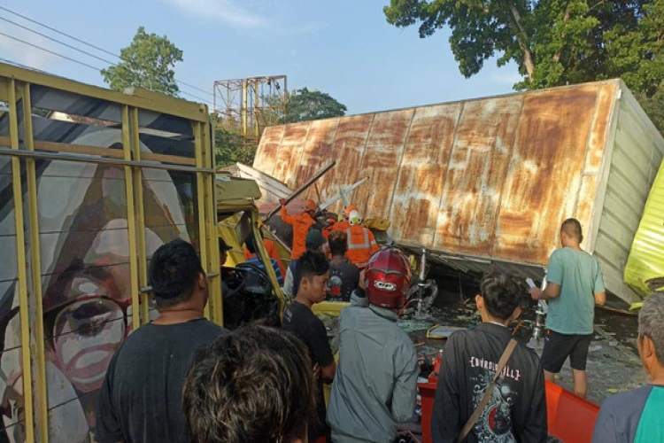Kecelakaan truk di Sedayu mengakibatkan dua korban jiwa dan tiga lainnya mengalami luka-luka serius.
