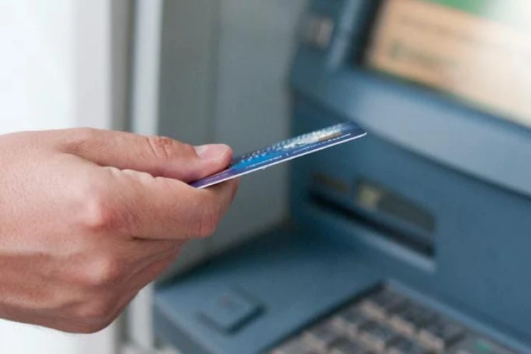 Ojek online di Makassar ditangkap setelah mencuri uang ATM dari dompet yang ia temukan di jalan.