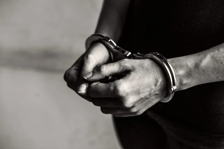 Jambret spesialis kalung anak ditangkap di Sidoarjo setelah beraksi dan melawan saat penangkapan oleh polisi.