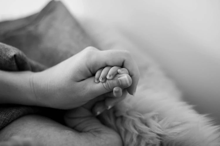 Ibu dan bayi berusia dua bulan ditemukan tak bernyawa di Depok, pihak kepolisian selidiki penyebab kematian.
